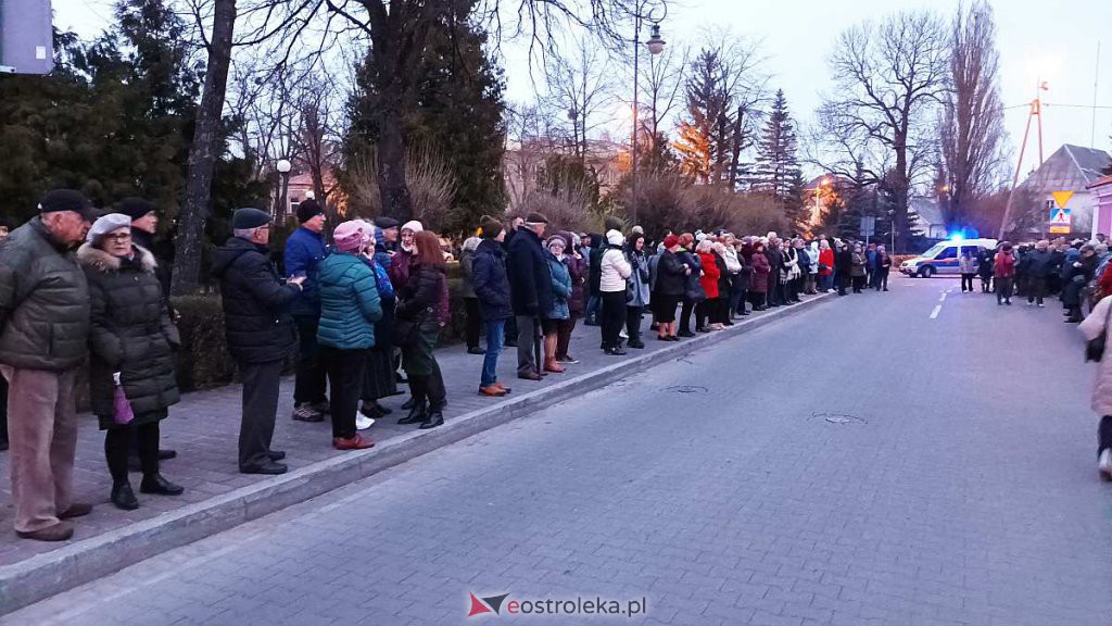 Droga krzyżowa w parafii pw. św. Antoniego Padewskiego w Ostrołęce [15.04.2022] - zdjęcie #4 - eOstroleka.pl