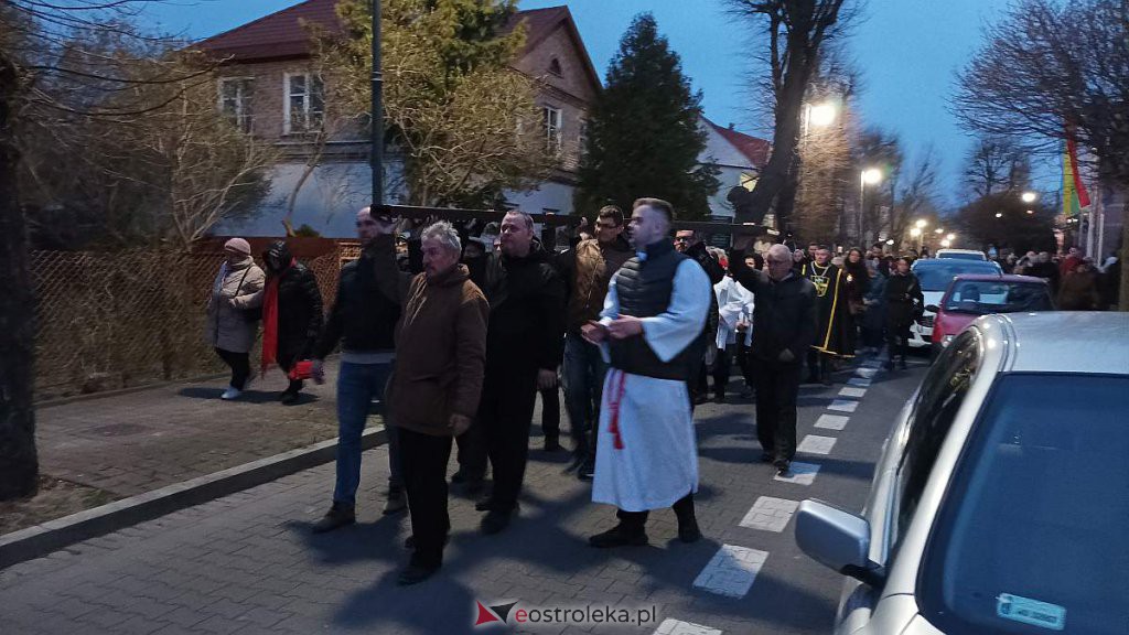Droga krzyżowa w parafii pw. św. Antoniego Padewskiego w Ostrołęce [15.04.2022] - zdjęcie #12 - eOstroleka.pl