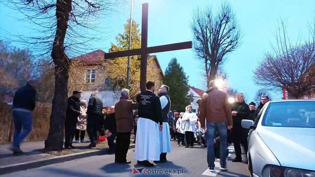 Droga krzyżowa w parafii pw. św. Antoniego Padewskiego w Ostrołęce [15.04.2022] - zdjęcie #13 - eOstroleka.pl