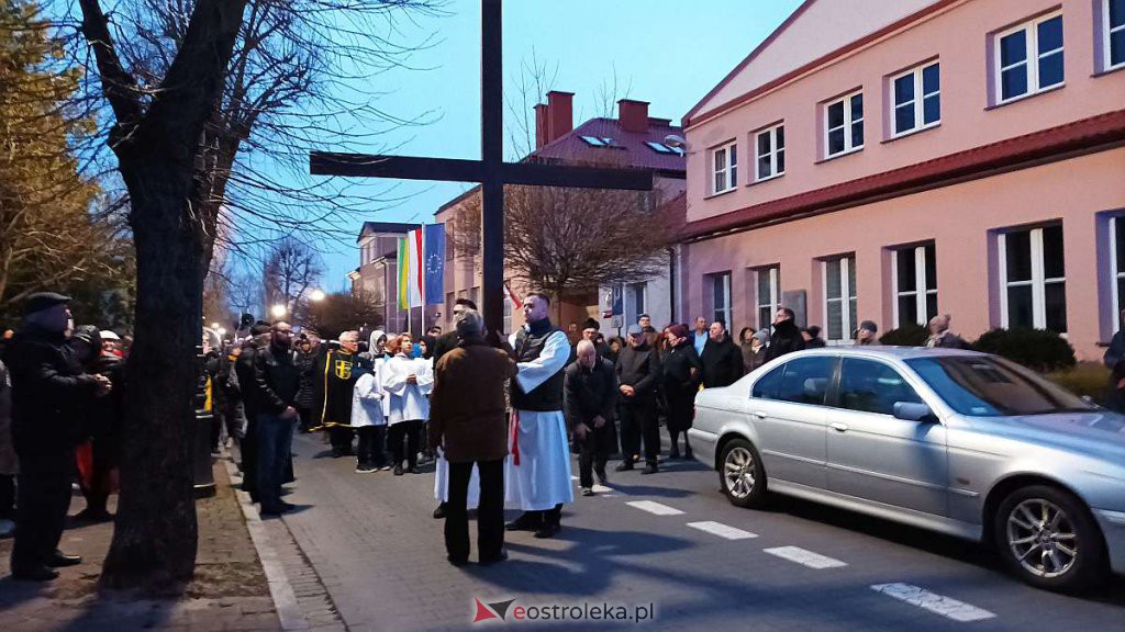Droga krzyżowa w parafii pw. św. Antoniego Padewskiego w Ostrołęce [15.04.2022] - zdjęcie #14 - eOstroleka.pl