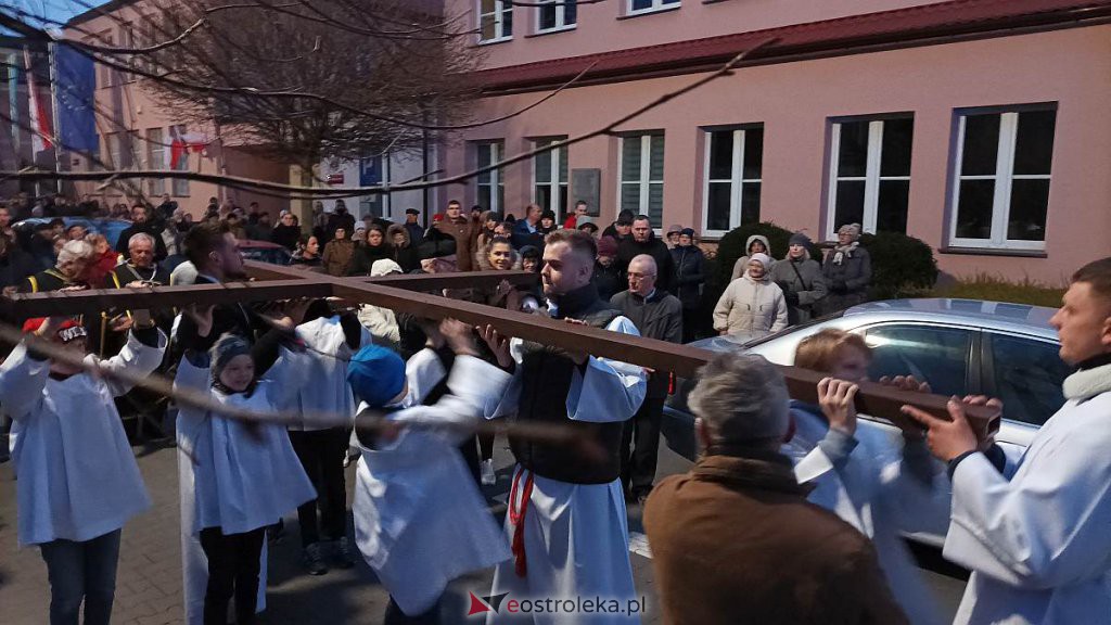 Droga krzyżowa w parafii pw. św. Antoniego Padewskiego w Ostrołęce [15.04.2022] - zdjęcie #17 - eOstroleka.pl