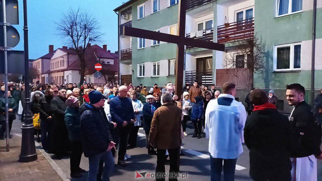 Droga krzyżowa w parafii pw. św. Antoniego Padewskiego w Ostrołęce [15.04.2022] - zdjęcie #22 - eOstroleka.pl