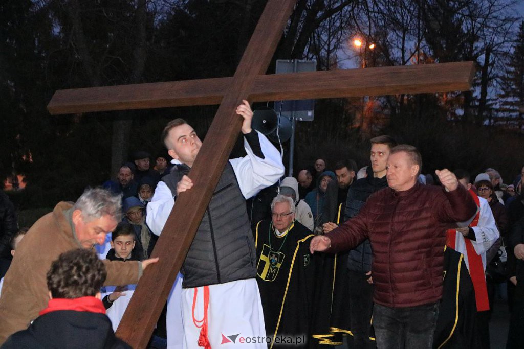 Droga krzyżowa w parafii pw. św. Antoniego Padewskiego w Ostrołęce [15.04.2022] - zdjęcie #25 - eOstroleka.pl