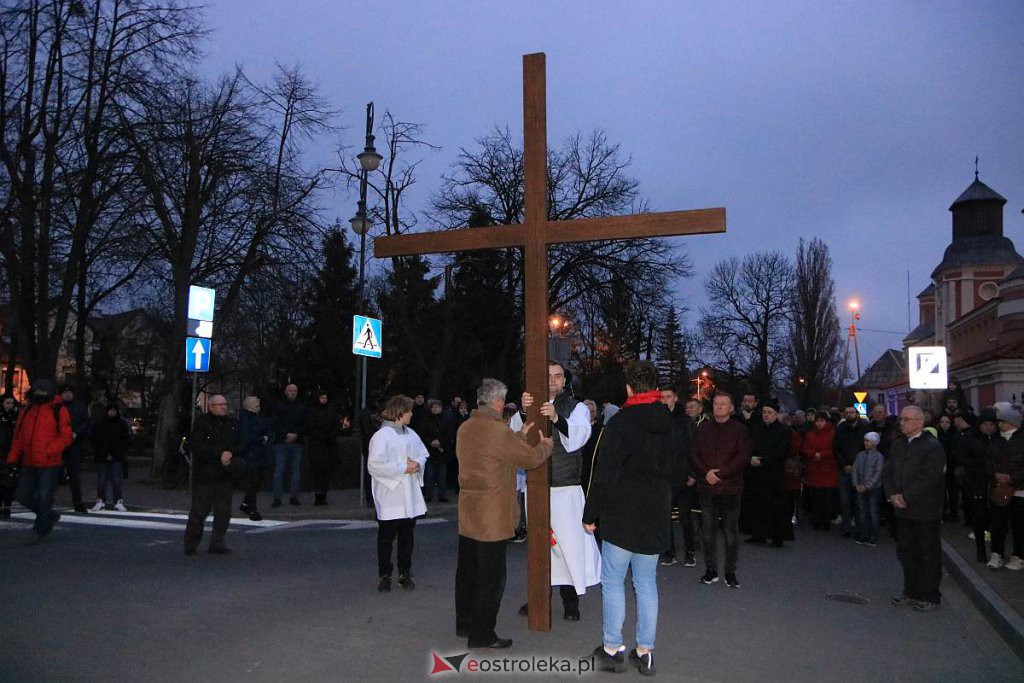 Droga krzyżowa w parafii pw. św. Antoniego Padewskiego w Ostrołęce [15.04.2022] - zdjęcie #26 - eOstroleka.pl
