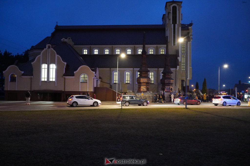 Droga krzyżowa w parafii pw. św. Franciszka z Asyżu w Ostrołęce [15.04.2022] - zdjęcie #1 - eOstroleka.pl