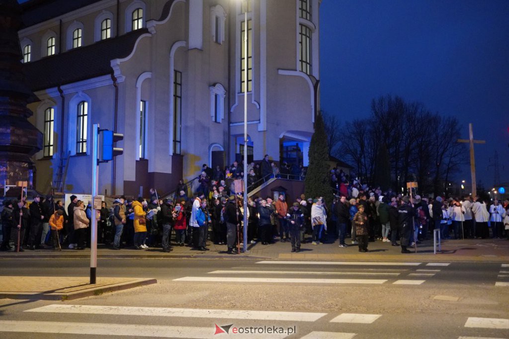 Droga krzyżowa w parafii pw. św. Franciszka z Asyżu w Ostrołęce [15.04.2022] - zdjęcie #2 - eOstroleka.pl