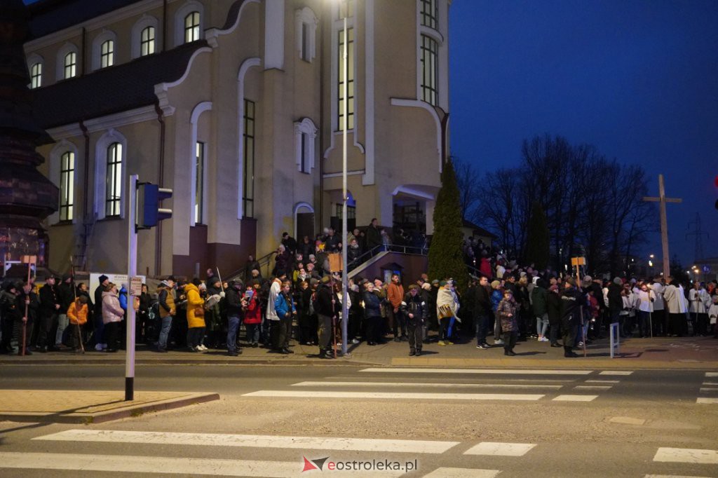 Droga krzyżowa w parafii pw. św. Franciszka z Asyżu w Ostrołęce [15.04.2022] - zdjęcie #3 - eOstroleka.pl