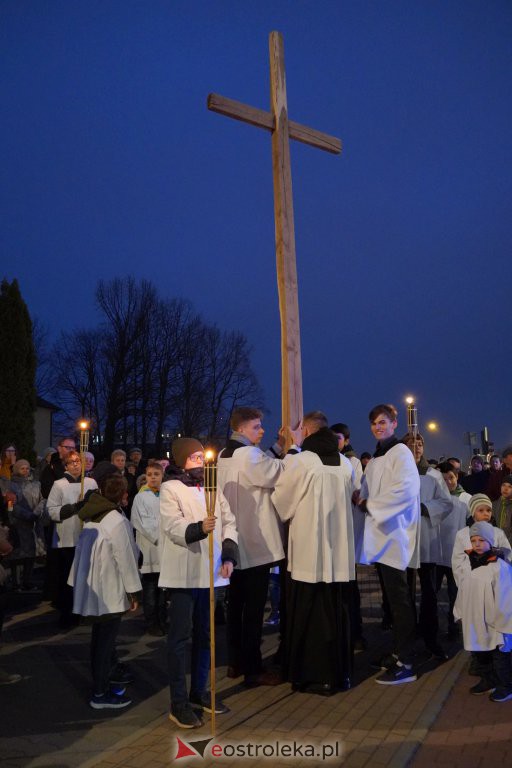 Droga krzyżowa w parafii pw. św. Franciszka z Asyżu w Ostrołęce [15.04.2022] - zdjęcie #4 - eOstroleka.pl