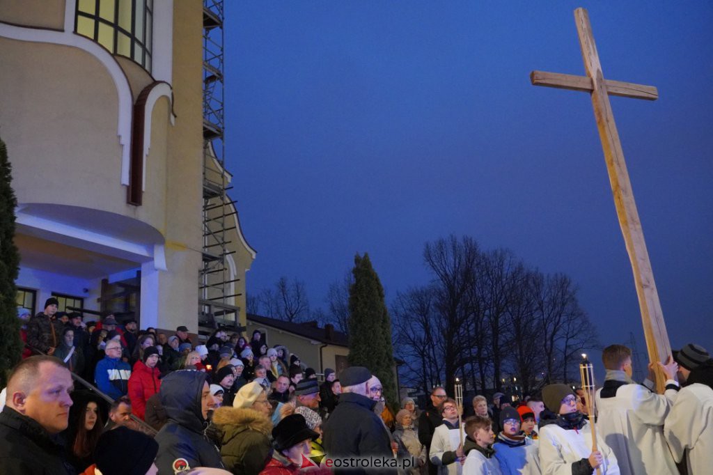 Droga krzyżowa w parafii pw. św. Franciszka z Asyżu w Ostrołęce [15.04.2022] - zdjęcie #5 - eOstroleka.pl