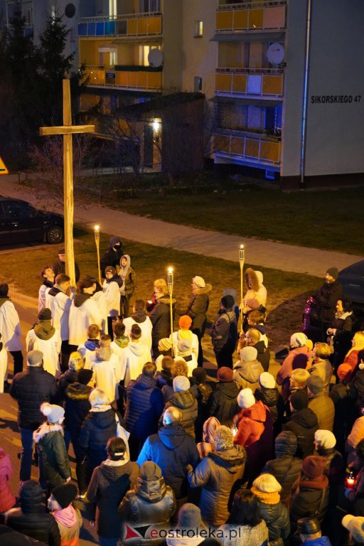 Droga krzyżowa w parafii pw. św. Franciszka z Asyżu w Ostrołęce [15.04.2022] - zdjęcie #17 - eOstroleka.pl