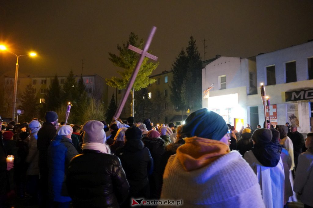 Droga krzyżowa w parafii pw. św. Franciszka z Asyżu w Ostrołęce [15.04.2022] - zdjęcie #22 - eOstroleka.pl