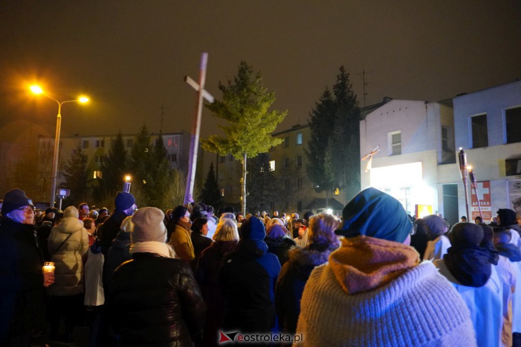 Droga krzyżowa w parafii pw. św. Franciszka z Asyżu w Ostrołęce [15.04.2022] - zdjęcie #23 - eOstroleka.pl