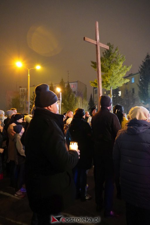 Droga krzyżowa w parafii pw. św. Franciszka z Asyżu w Ostrołęce [15.04.2022] - zdjęcie #28 - eOstroleka.pl