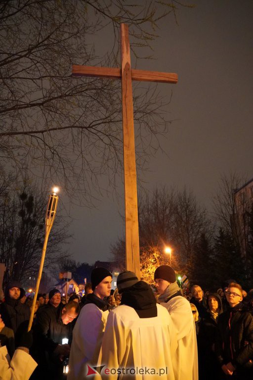 Droga krzyżowa w parafii pw. św. Franciszka z Asyżu w Ostrołęce [15.04.2022] - zdjęcie #28 - eOstroleka.pl