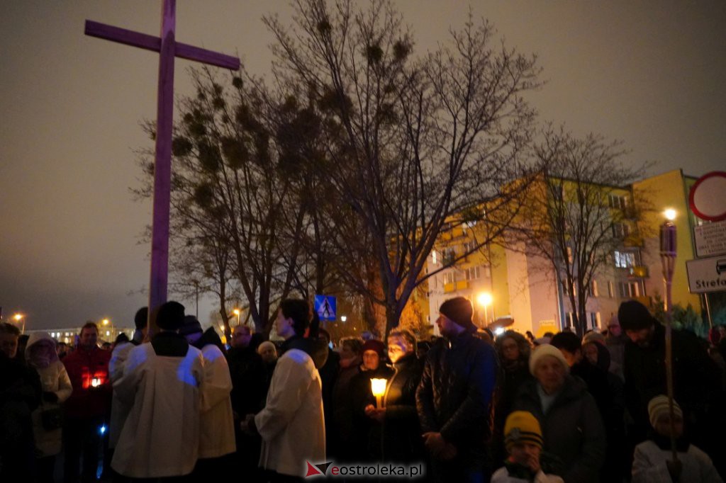 Droga krzyżowa w parafii pw. św. Franciszka z Asyżu w Ostrołęce [15.04.2022] - zdjęcie #32 - eOstroleka.pl