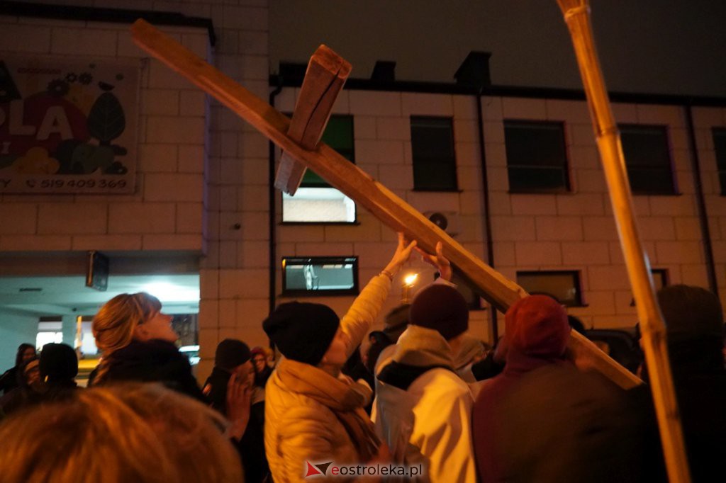 Droga krzyżowa w parafii pw. św. Franciszka z Asyżu w Ostrołęce [15.04.2022] - zdjęcie #37 - eOstroleka.pl