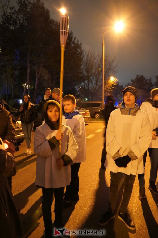Droga krzyżowa w parafii pw. św. Franciszka z Asyżu w Ostrołęce [15.04.2022] - zdjęcie #4 - eOstroleka.pl