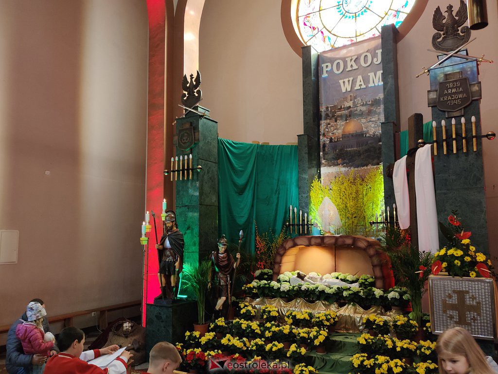 Groby Pańskie w ostrołęckich kościołach [16.04.2022] - zdjęcie #11 - eOstroleka.pl