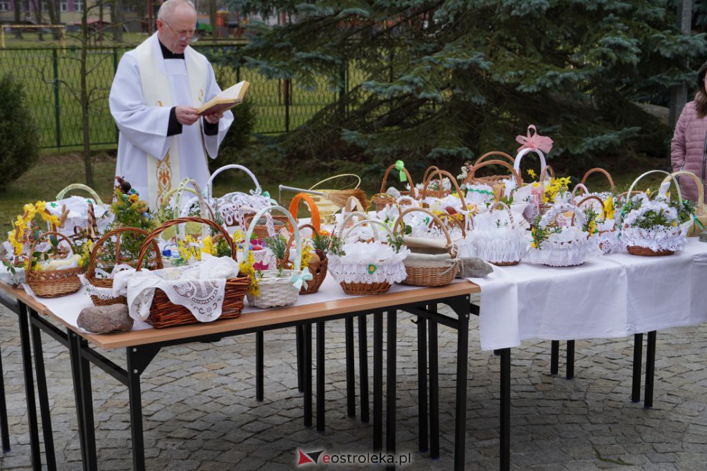 Święcenie pokarmów w Ostrołęce [16.04.2022] - zdjęcie #24 - eOstroleka.pl