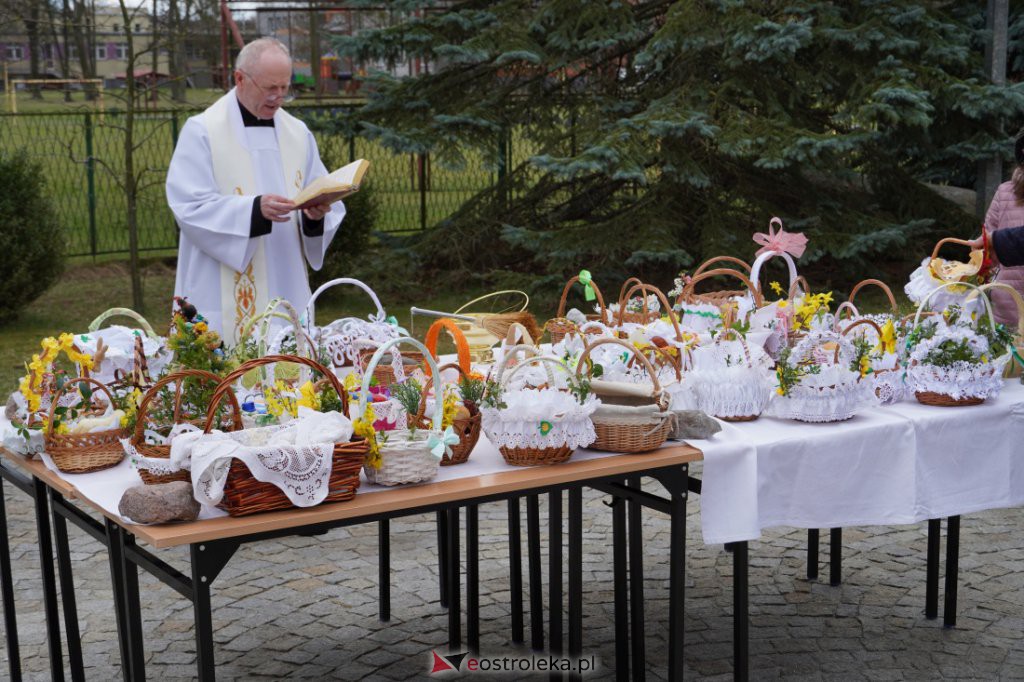 Święcenie pokarmów w Ostrołęce [16.04.2022] - zdjęcie #25 - eOstroleka.pl