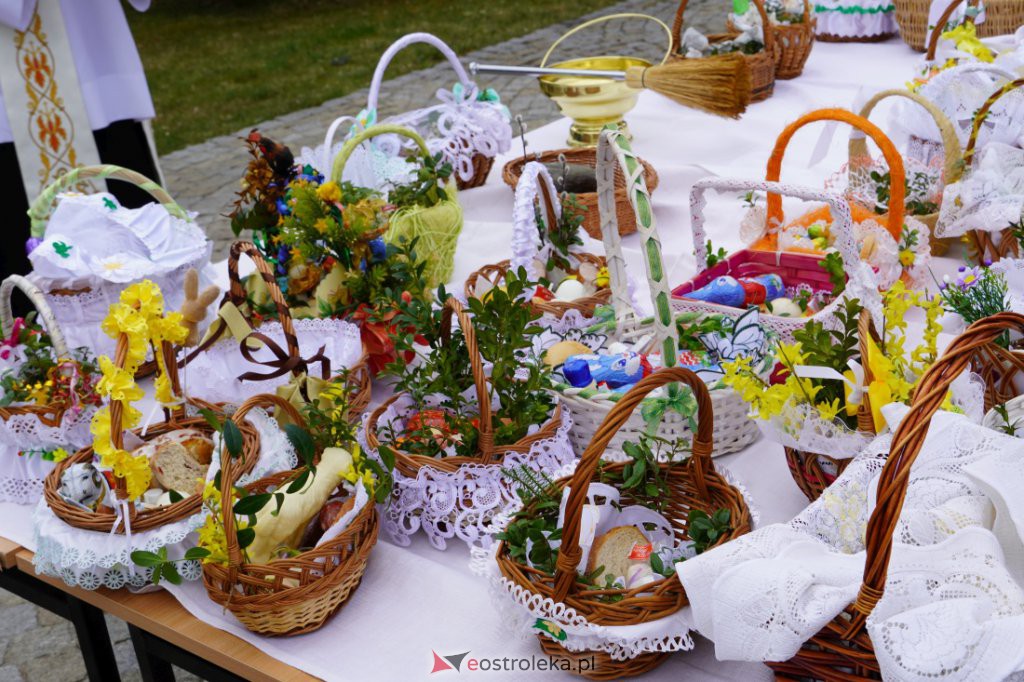 Święcenie pokarmów w Ostrołęce [16.04.2022] - zdjęcie #27 - eOstroleka.pl