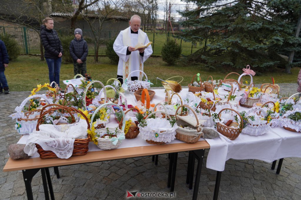 Święcenie pokarmów w Ostrołęce [16.04.2022] - zdjęcie #28 - eOstroleka.pl