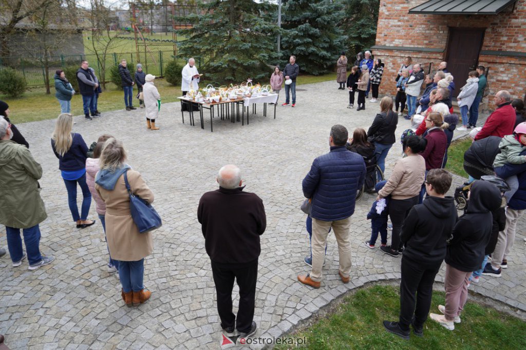 Święcenie pokarmów w Ostrołęce [16.04.2022] - zdjęcie #31 - eOstroleka.pl