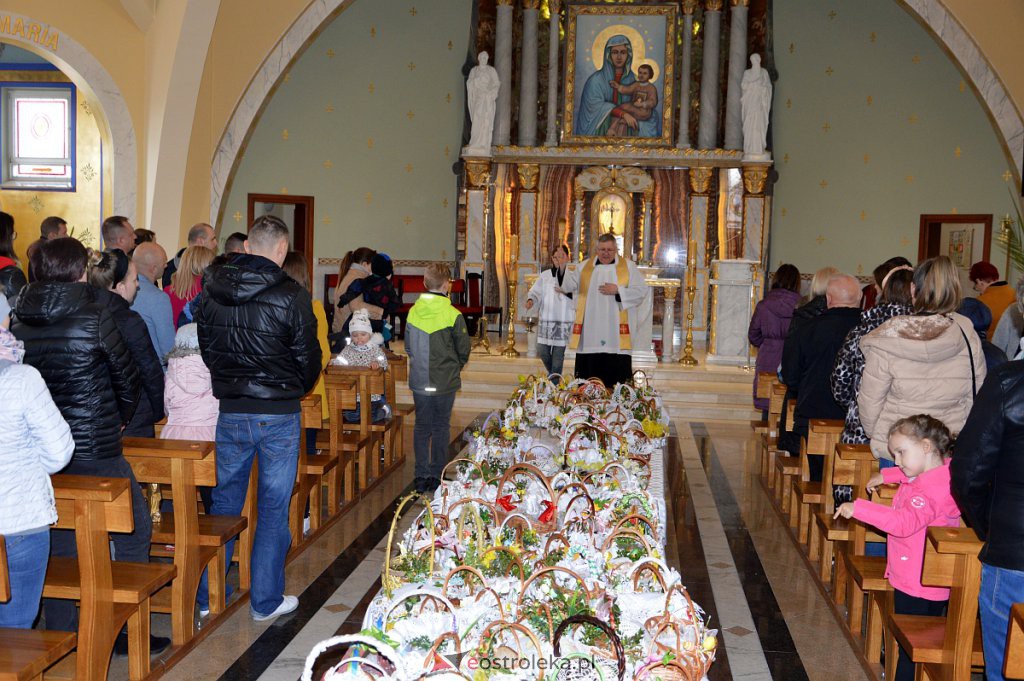 Święcenie pokarmów w Ostrołęce [16.04.2022] - zdjęcie #7 - eOstroleka.pl