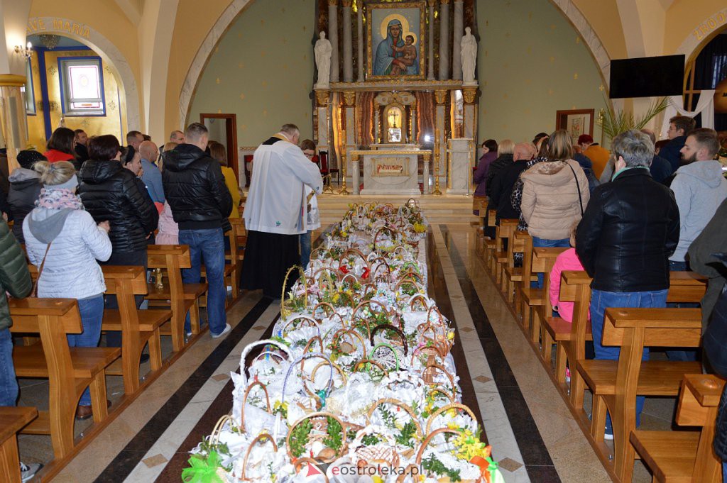 Święcenie pokarmów w Ostrołęce [16.04.2022] - zdjęcie #9 - eOstroleka.pl