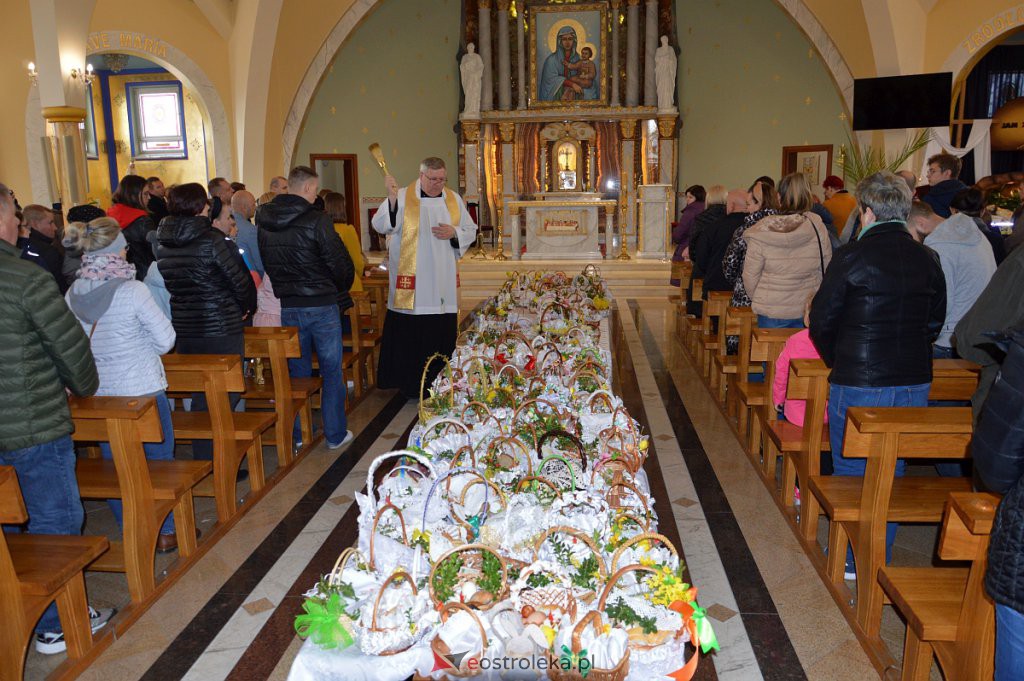 Święcenie pokarmów w Ostrołęce [16.04.2022] - zdjęcie #10 - eOstroleka.pl