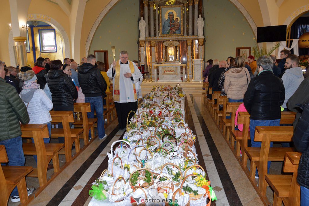Święcenie pokarmów w Ostrołęce [16.04.2022] - zdjęcie #11 - eOstroleka.pl