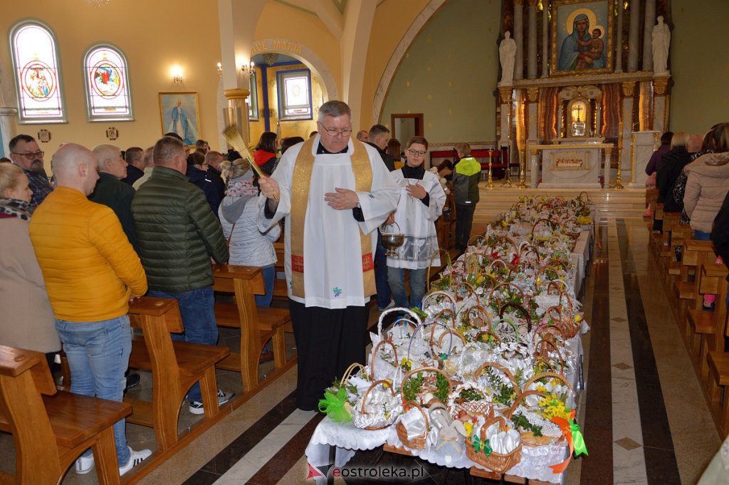 Święcenie pokarmów w Ostrołęce [16.04.2022] - zdjęcie #13 - eOstroleka.pl
