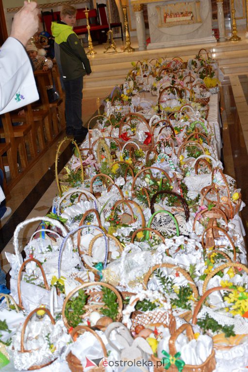 Święcenie pokarmów w Ostrołęce [16.04.2022] - zdjęcie #79 - eOstroleka.pl