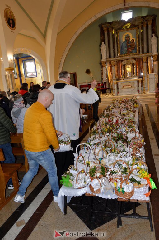 Święcenie pokarmów w Ostrołęce [16.04.2022] - zdjęcie #16 - eOstroleka.pl