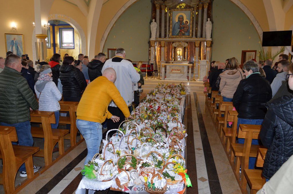 Święcenie pokarmów w Ostrołęce [16.04.2022] - zdjęcie #17 - eOstroleka.pl