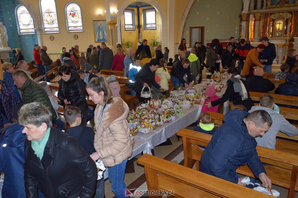 Święcenie pokarmów w Ostrołęce [16.04.2022] - zdjęcie #18 - eOstroleka.pl