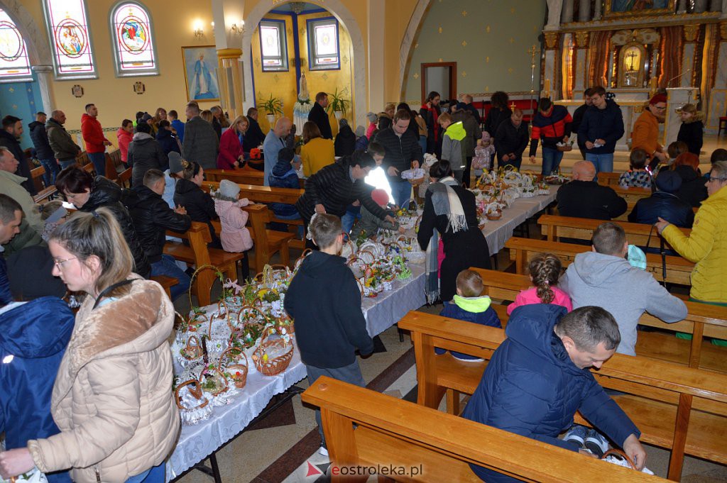 Święcenie pokarmów w Ostrołęce [16.04.2022] - zdjęcie #19 - eOstroleka.pl