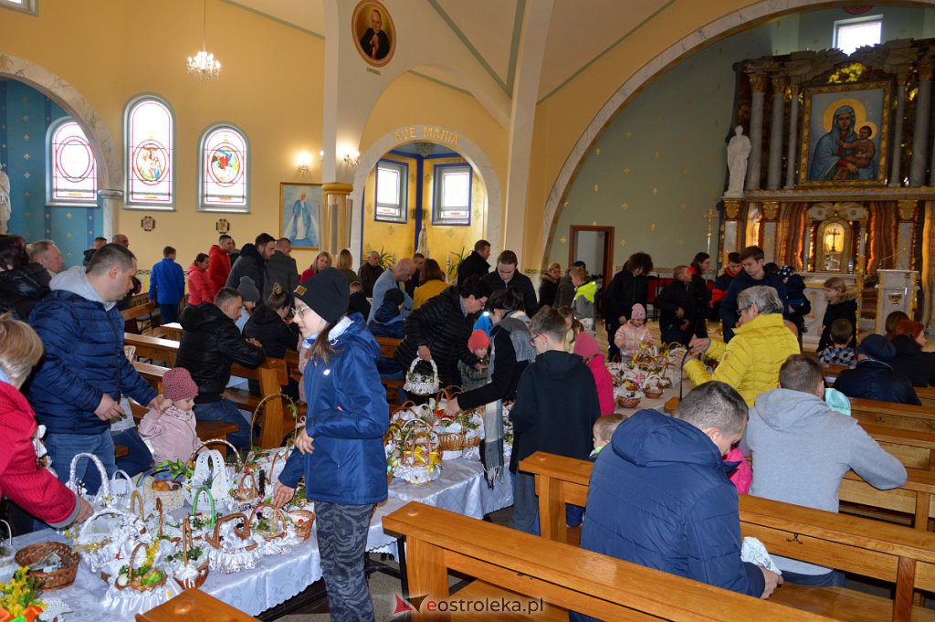 Święcenie pokarmów w Ostrołęce [16.04.2022] - zdjęcie #20 - eOstroleka.pl