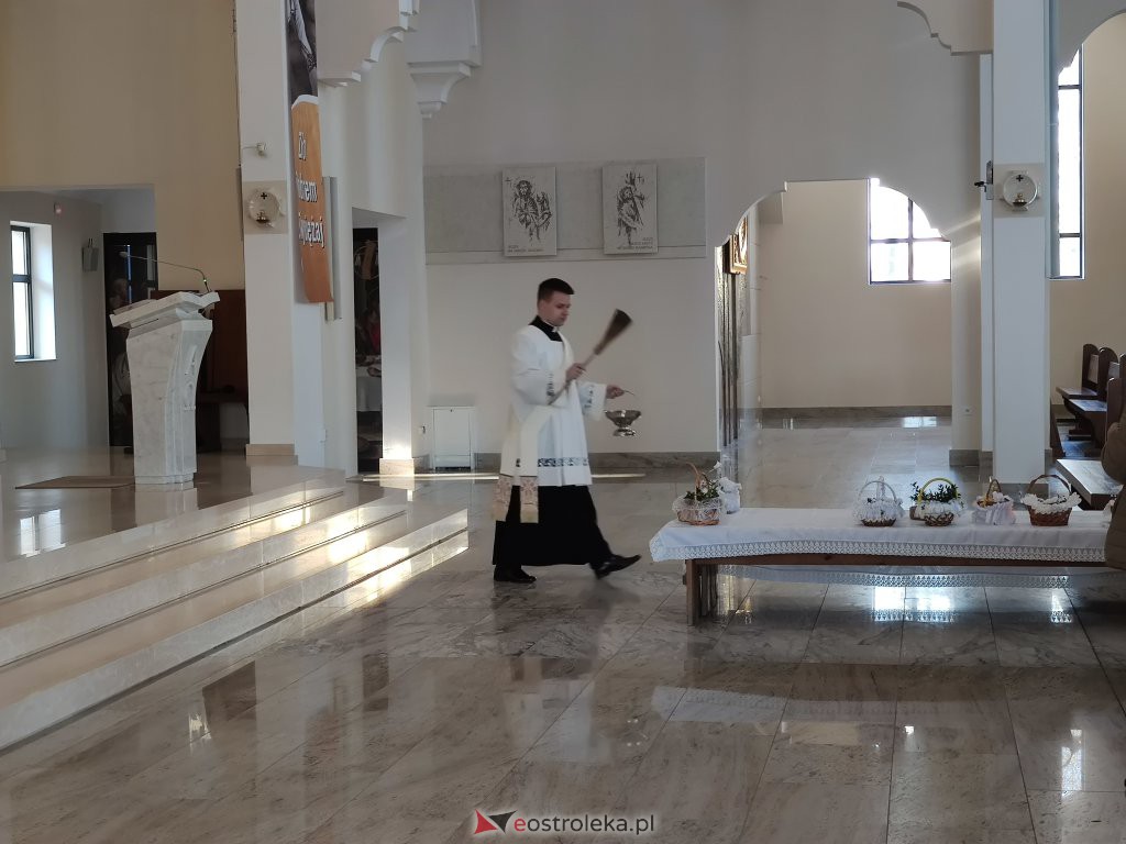 Święcenie pokarmów w Ostrołęce [16.04.2022] - zdjęcie #37 - eOstroleka.pl