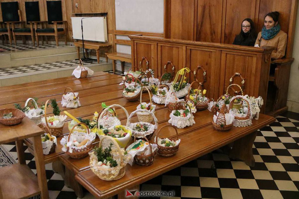 Święcenie pokarmów w Ostrołęce [16.04.2022] - zdjęcie #33 - eOstroleka.pl