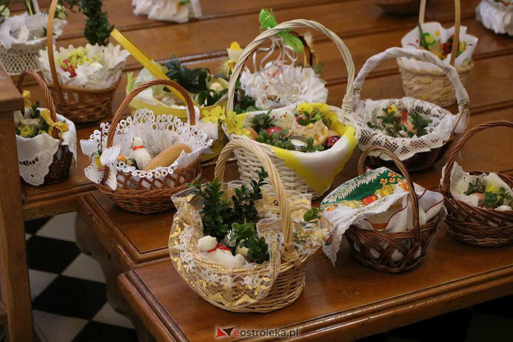 Święcenie pokarmów w Ostrołęce [16.04.2022] - zdjęcie #34 - eOstroleka.pl