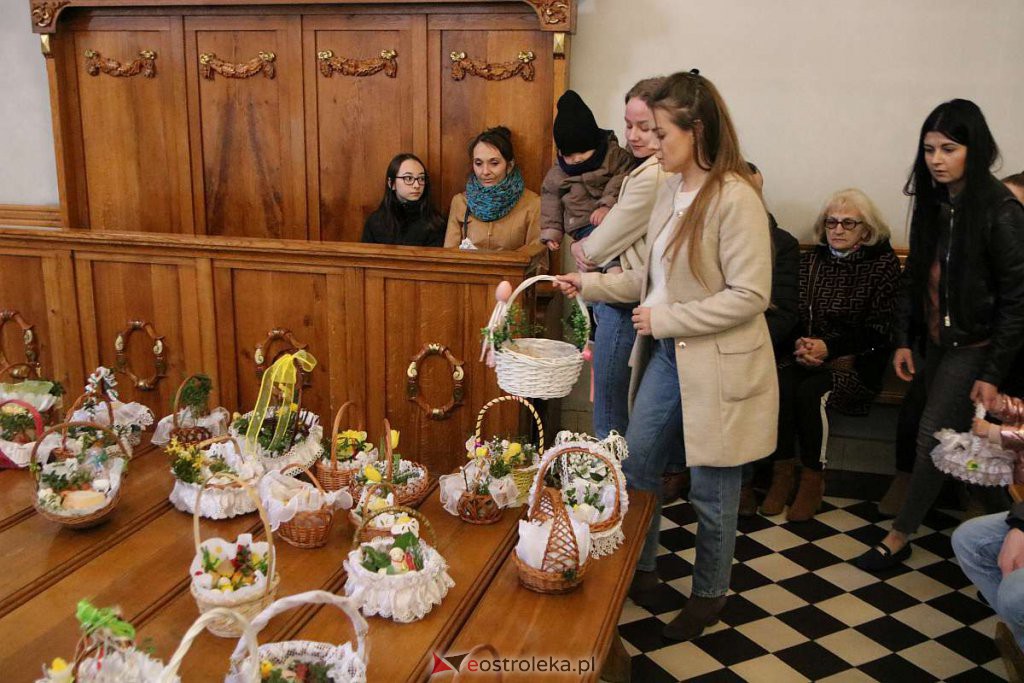 Święcenie pokarmów w Ostrołęce [16.04.2022] - zdjęcie #37 - eOstroleka.pl