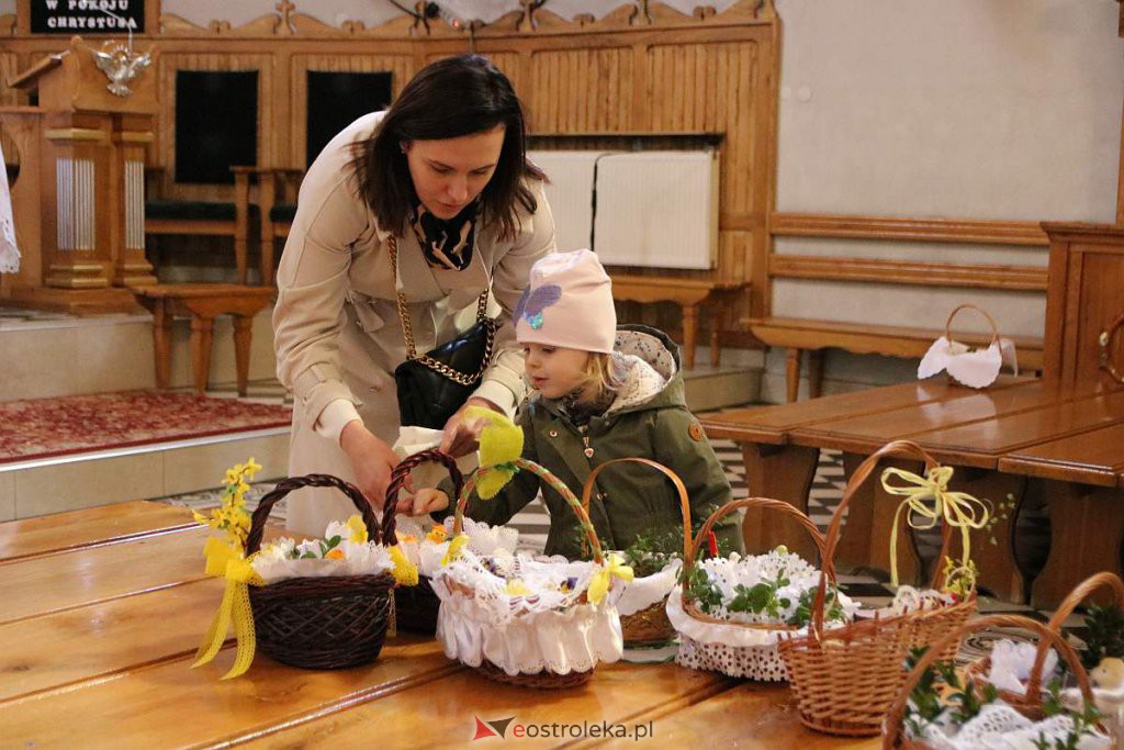 Święcenie pokarmów w Ostrołęce [16.04.2022] - zdjęcie #40 - eOstroleka.pl