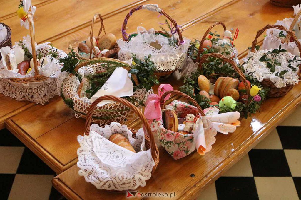 Święcenie pokarmów w Ostrołęce [16.04.2022] - zdjęcie #41 - eOstroleka.pl