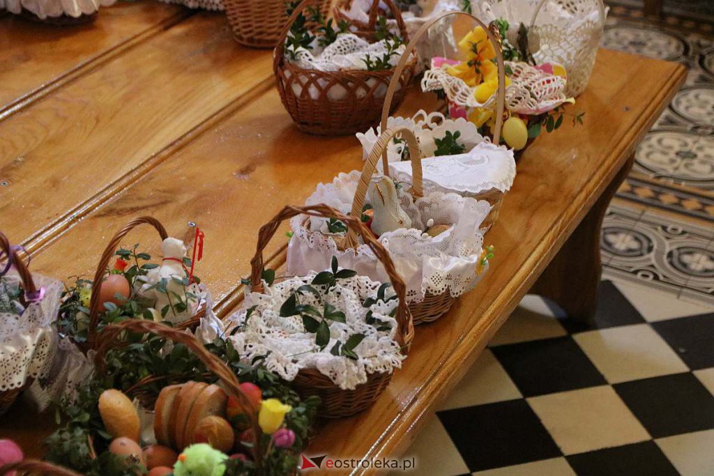 Święcenie pokarmów w Ostrołęce [16.04.2022] - zdjęcie #42 - eOstroleka.pl