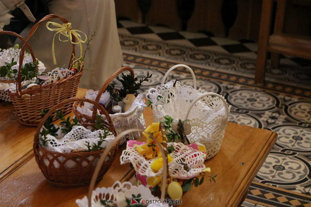 Święcenie pokarmów w Ostrołęce [16.04.2022] - zdjęcie #43 - eOstroleka.pl