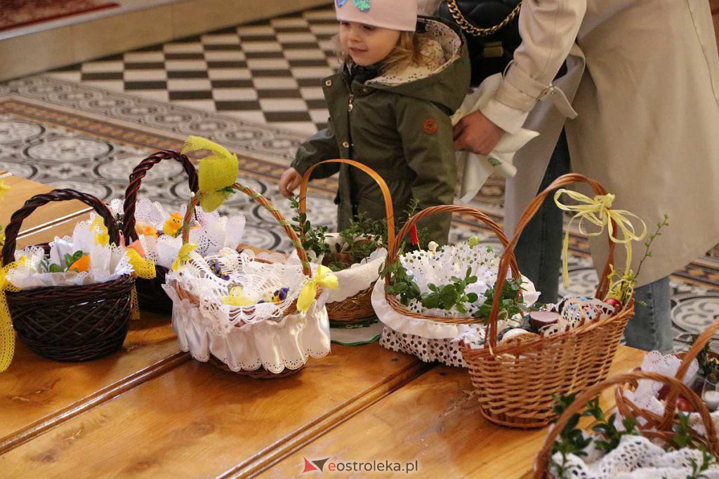 Święcenie pokarmów w Ostrołęce [16.04.2022] - zdjęcie #44 - eOstroleka.pl