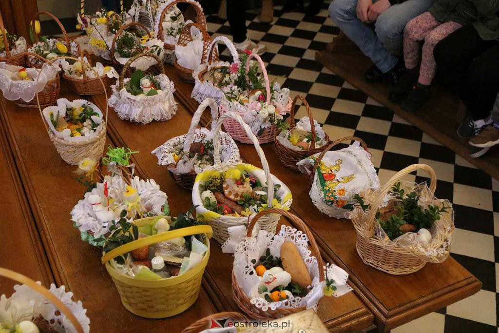 Święcenie pokarmów w Ostrołęce [16.04.2022] - zdjęcie #46 - eOstroleka.pl