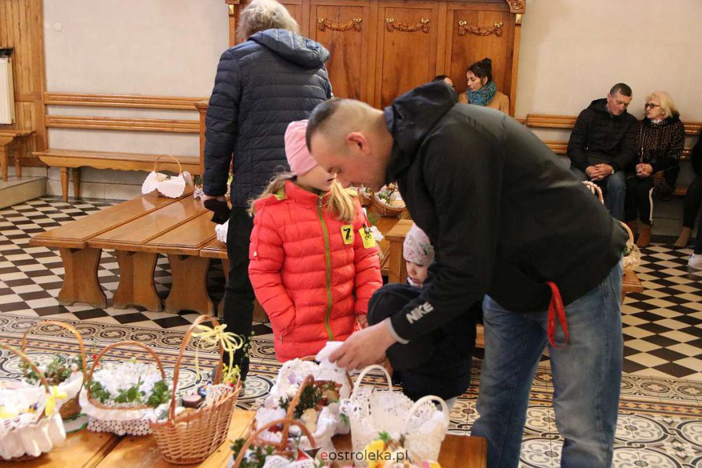 Święcenie pokarmów w Ostrołęce [16.04.2022] - zdjęcie #54 - eOstroleka.pl