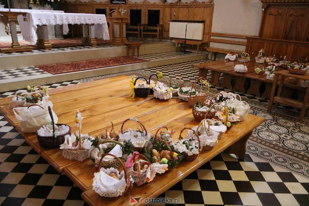 Święcenie pokarmów w Ostrołęce [16.04.2022] - zdjęcie #55 - eOstroleka.pl